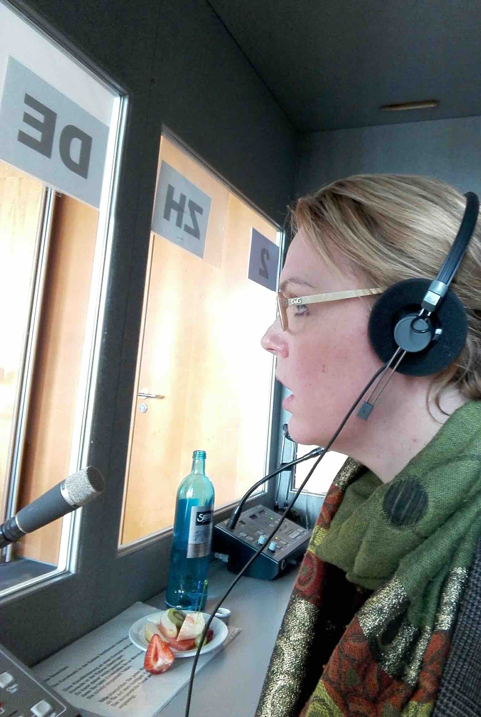 娜娜Bettina Hueckel在做同传 德国的会议口译贺娜娜Bettina Hueckel
