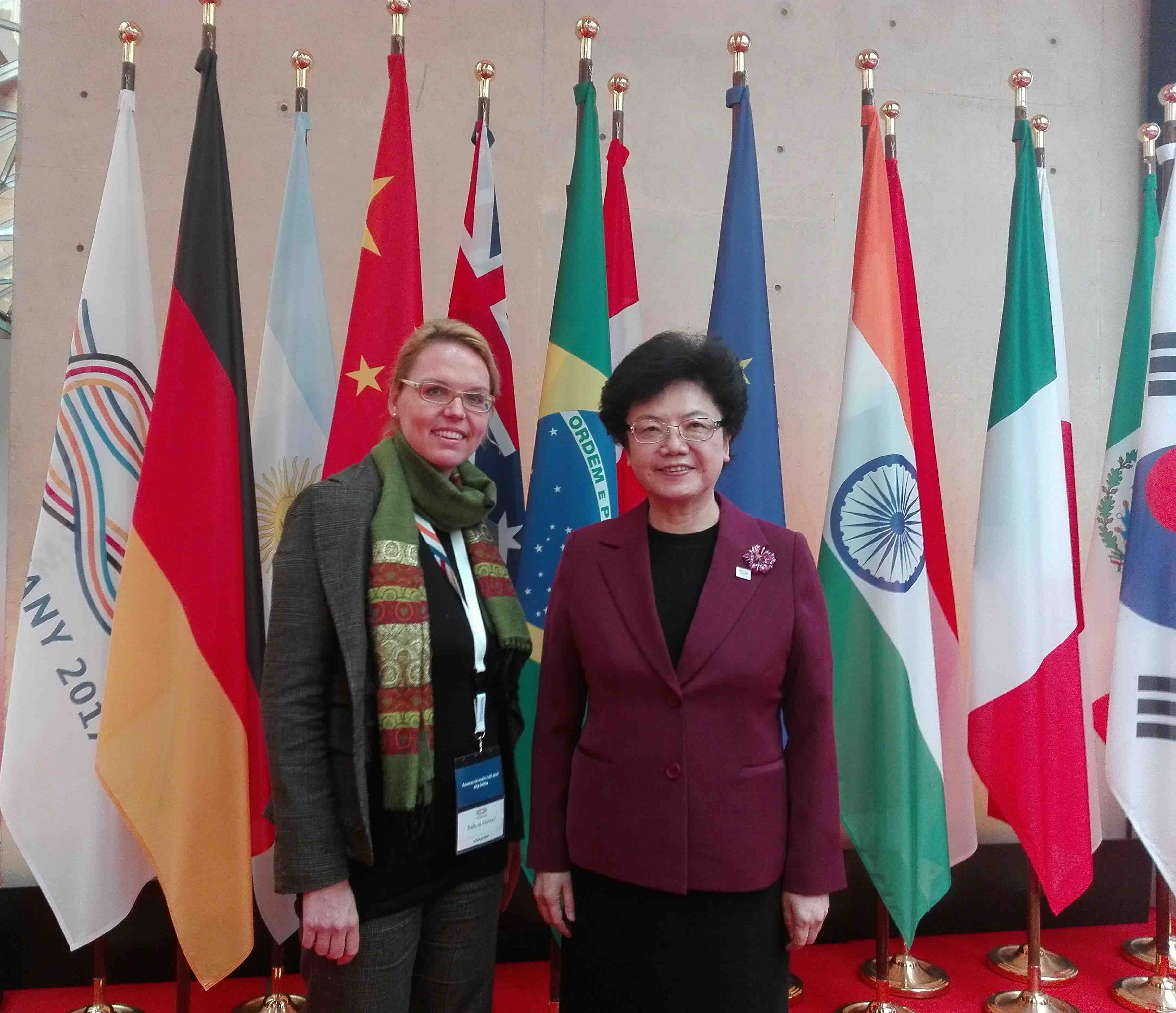 Chinesisch Dolmetscher Bettina Hueckel mit einer chinesischen Ministerin auf einer internationalen Konferenz