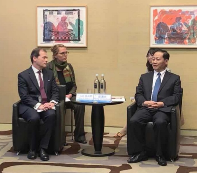 Zelfstandige Nederlands Chinees tolk Bettina bij het tolken op een conferentie